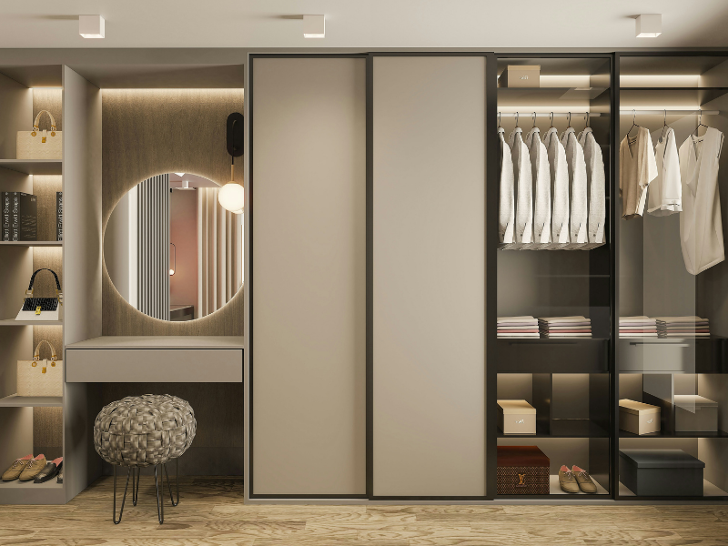 Aramario a medida con puertas en besi y puertas de cristal.