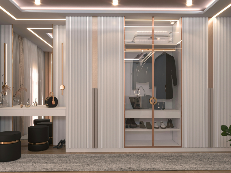 Armario a medida con puertas combinadas lacadas en blanco y de cristal con detalles en oro rosa.