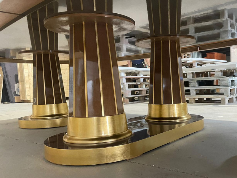 Mesa en acabado de alto brillo y detalles en latón